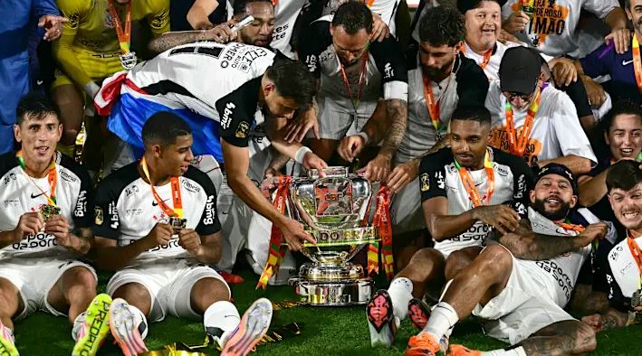 Elenco do Corinthians com a taça do Paulistão 2025